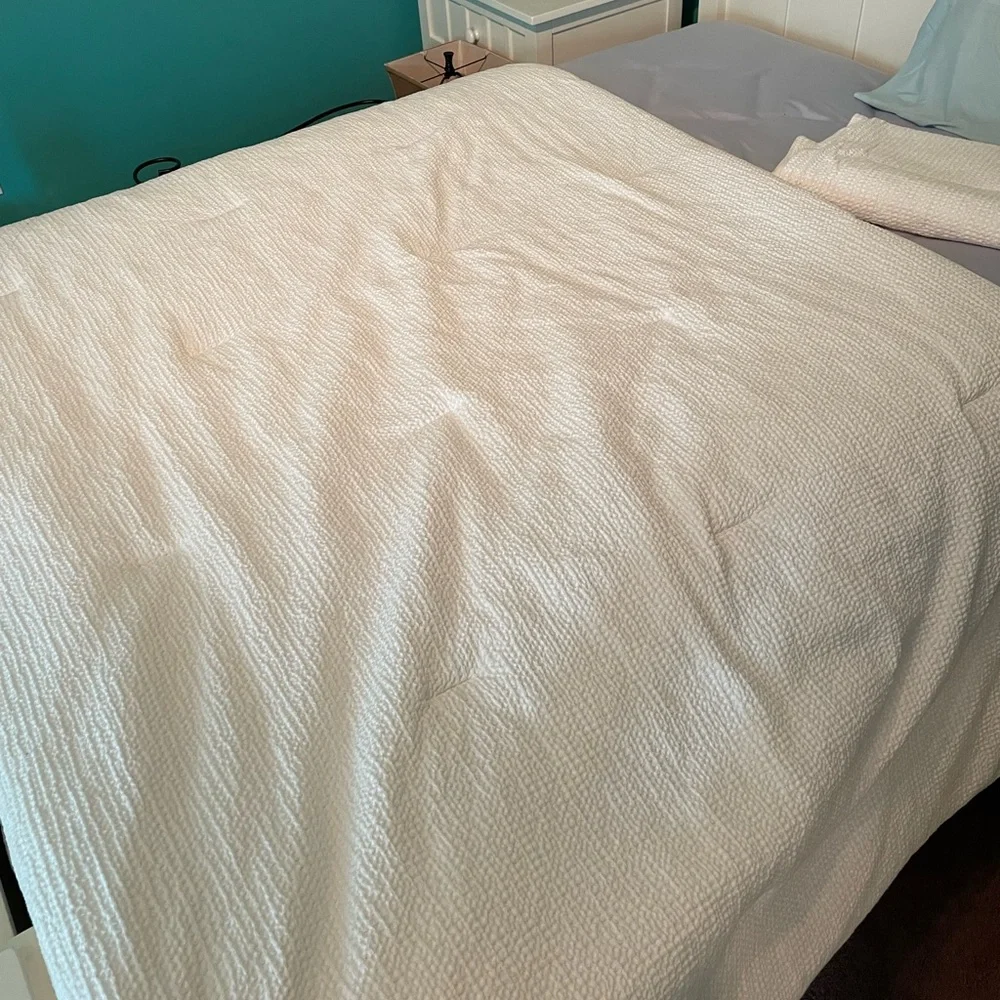 WHITE COMFORTER BRAND NEW